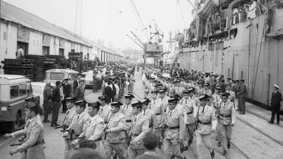 Desembarco en Cádiz de guardias civiles procedentes de Guinea en abril de 1969.