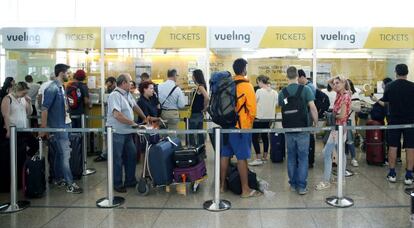 Colas para presentar reclamaciones a Vueling, en la Terminal 1 del Aeropuerto de El Prat, en Barcelona, el pasado lunes.