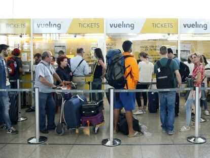 Colas para presentar reclamaciones a Vueling, en la Terminal 1 del Aeropuerto de El Prat, en Barcelona, el pasado lunes.