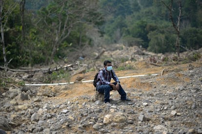 German Cal, de 36 años, se sienta en una roca en el pueblo guatemalteco de Queja, que fue destruido por un deslizamiento de tierra causado por las fuertes lluvias de los huracanes que golpeó Centroamérica.
