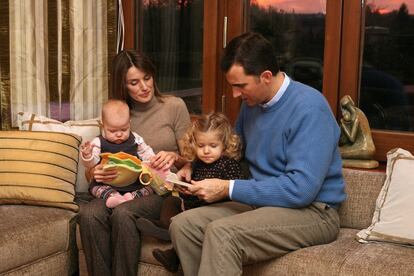 Los Príncipes de Asturias junto a sus hijas, las infantas Leonor y Sofía, en su residencia del Palacio de la Zarzuela, el 29 de noviembre de 2007.