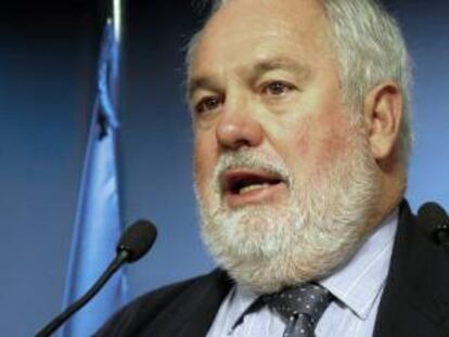 El ministro español de Agricultura, Alimentación y Medio Ambiente, Miguel Arias Cañete, durante su comparecencia en la que mostró su satisfacción con el acuerdo político alcanzado para prohibir de manera escalonada y con condiciones los descartes pesqueros en la Unión Europea (UE), que resuelve parte de la carencia de cuotas de la flota española.