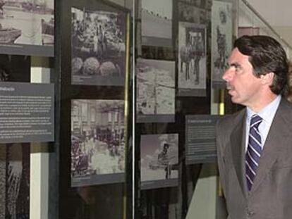 Nemesio Fernández-Cuesta comenta la exposición con el presidente del Gobierno en presencia de Santiago Ybarra.