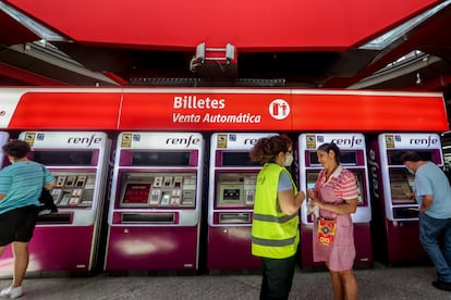 Máquinas expendedoras de billetes en la estación de Madrid-Atocha, este viernes.
