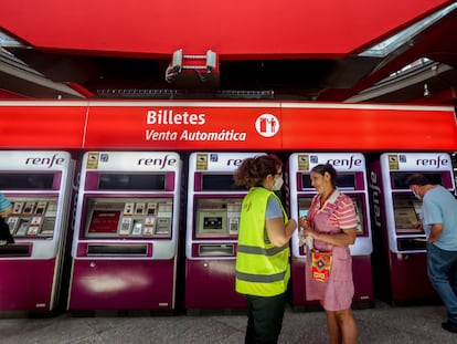 Máquinas expendedoras de billetes en la estación de Madrid-Atocha, este viernes.