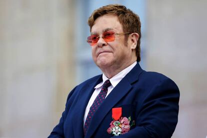 El cantante Elton John en París en junio de 2019, cuando fue condecorado caballero de la Legión de Honor francesa de manos del presidente francés Emmanuel Macron.