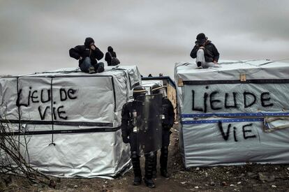 Policías desmantelan chozas en el campamento de migrantes llamado "La Jungla" de Calais (Francia), el 1 de marzo de 2016.