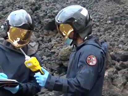 Vídeo | Cascos especiales y medidores de explosividad para estudiar los gases del volcán de La Palma