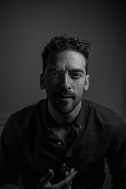 El actor Andreas Muñoz (Madrid, 1990). Restaurante El Imparcial. 30 de septiembre, 2021. Foto: Saúl Ruiz.