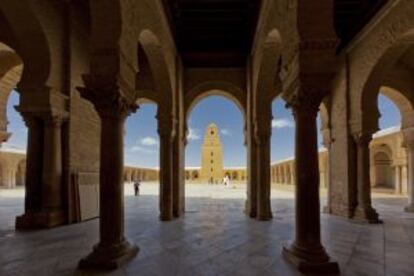 Columnata y suelo de mármol en el patio de la mezquita de Kairuan, en Túnez.
