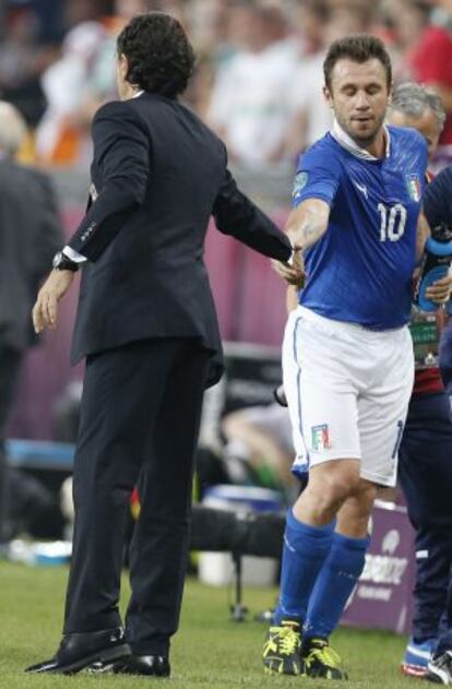 Prandelli saluda a Cassano durante el partido ante Irlanda