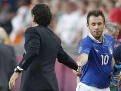 Prandelli saluda a Cassano durante el partido ante Irlanda
