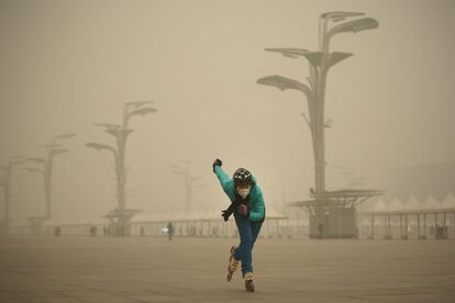 Una mujer patinado con una máscara en el Parque Olímpico de Pekín, el 1 diciembre.