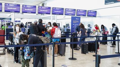 Viajeros hacen fila en el Aeropuerto Internacional de Cancún, en el Estado de Quintana Roo, en una imagen de archivo.