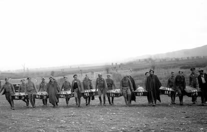 Exhumacin, en diciembre de 1939, de los cadveres de presos asesinados en 1936 en las inmediaciones de Torrejn de Ardoz para trasladarlos al cementerio de Paracuellos del Jarama.