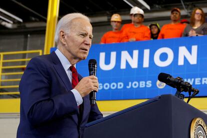 El presidente de EE UU, Joe Biden, en un discurso en un centro de formación de trabajadores en Wisconsin el pasado 8 de febrero.