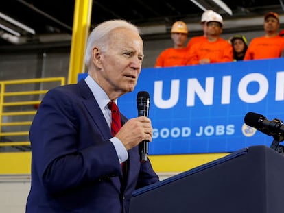 El presidente de EE UU, Joe Biden, en un discurso en un centro de formación de trabajadores en Wisconsin el pasado 8 de febrero.