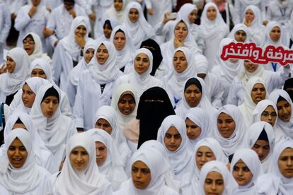 Estudiantes palestinos de enfermería se reúnen para celebrar el día internacional de la enfermería y la matrona en la ciudad de Gaza.