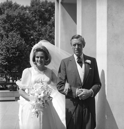 Camila, del brazo de su padre, el día de su boda con Andrew Parker-Bowles, en junio de 1973.