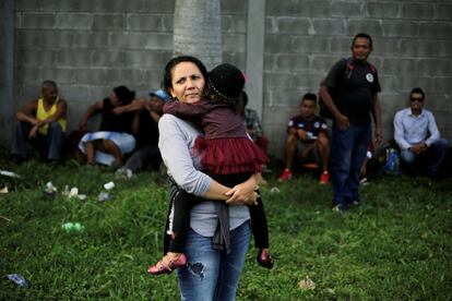 Una mujer hondureña carga en brazos a su hija mientras espera el inicio de la caravana de migrantes. Desde que se convocó por redes sociales se convocó una nueva caravana de centroamericanos hacia el norte, esta vez sin líderes ni cabezas visibles para evitar detenciones, la esperanza de que una nueva marcha se está formando se extiende como la pólvora entre los barrios y pueblos más deprimidos del país centroamericano.