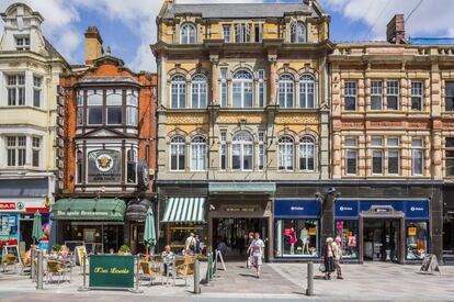 Mary Street, una de las principales calles comerciales de Cardiff.