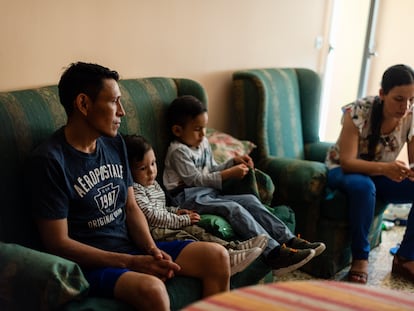 Una familia de venezolanos, solicitantes de asilo en España, en su casa de Guadalajara.