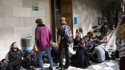 Varios estudiantes este lunes en la Universidad de Barcelona.