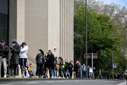 Cola de personas esperando a vacunarse en Colonia (Alemania) el 8 de mayo. 