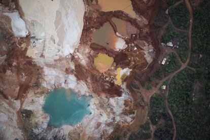 Vista área de la mina abandonada en Areinha, Brasil, donde pequeños grupos de mineros artesanales prueban su suerte en las hondonadas dejadas por las empresas mineras.