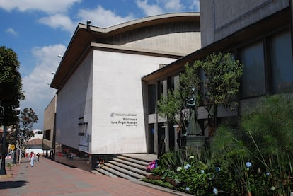 El exterior de la Biblioteca Luis Ángel Arango. en Bogotá (Colombia).