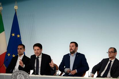 Los vicepresidentes de Italia, Luigi Di Maio y Matteo Salvini, con el primer ministro, Giuseppe Conte y el minsitro de Economía, Giovanni Tria.