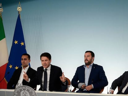 Los vicepresidentes de Italia, Luigi Di Maio y Matteo Salvini, con el primer ministro, Giuseppe Conte y el minsitro de Economía, Giovanni Tria.