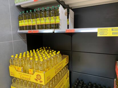 Botellas de aceite en un supermercado.