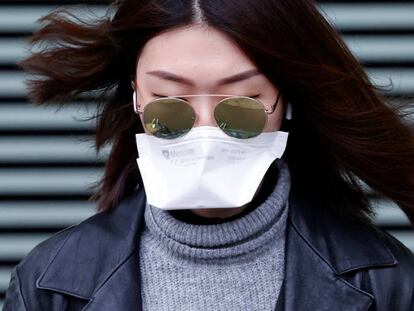 Una mujer lleva una mascarilla en una calle de París, esta semana.