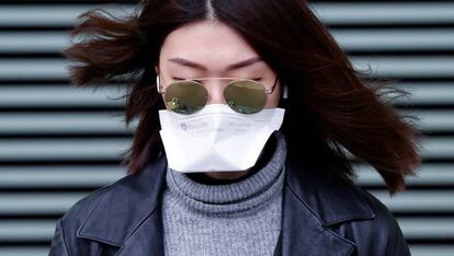Una mujer lleva una mascarilla en una calle de París, esta semana.