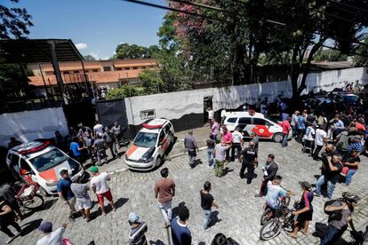 Pelo menos dez pessoas foram atendidas com ferimentos e algumas estão em estado grave. Na imagem, movimentação em frente à escola professor Raul Brasil após o massacre