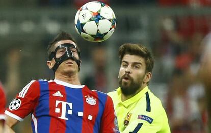 Piqué pressiona Lewandowski en el partit de tornada de les semifinals de la Champions.