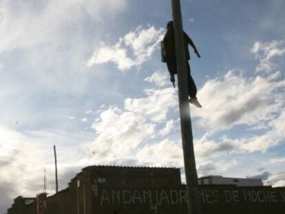 Un mu&ntilde;eco de trapo cuelga de un poste de luz a modo de aviso en El Alto