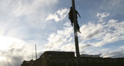 Un muñeco de trapo cuelga de un poste de luz a modo de aviso en El Alto