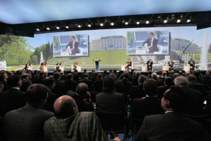 Asistentes al foro económico internacional de San Petersburgo escuchan al presidente ruso, Dmitri Medvédev, el pasado viernes.