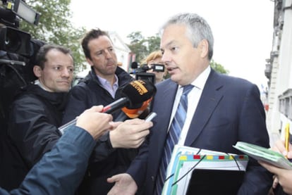 El ministro saliente de Finanzas belga, Didie Reynders, atiende ayer a la prensa, en Bruselas.