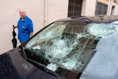 Luna de un coche dañada como consecuencia de la tormenta de granizo caída anoche en La Bisbal de L'Empordà, en Girona.
