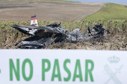Restos del avión accidentado en Cádiz precintados por la Guardia Civil.
