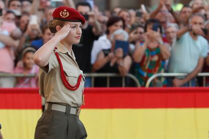 La princesa Leonor ha recibido el cariño y los aplausos de cientos de zaragozanos congregados en la plaza.