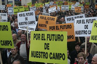 Agricultores y ganaderos valencianos, ayer, durante la manifestacin por las calles de Valencia en la que reivindicaron el futuro del sector.