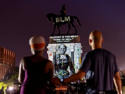 Imagem de Harriet Tubman projetada sobre uma estátua do general confederado Robert E. Lee em Richmond, na Virgínia, em 20 de junho.