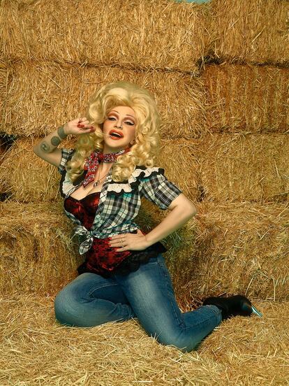 La cantante Alaska encarnando a uno de sus mitos de siempre, la vocalista country y actriz Dolly Parton. 