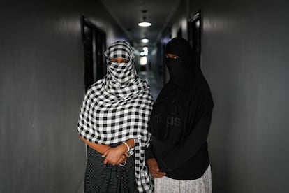 Qamar Abdi y Filsan Ali, migrantes de Somalia se alojan en un hotel en Panamá tras ser deportadas de Estados Unidos, en marzo de 2025.