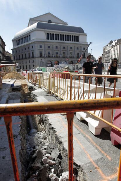 Estado actual de las obras en la plaza de Isabel II, frente al Teatro Real.