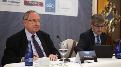 El presidente de la C&aacute;mara de Comercio de Espa&ntilde;a y de Freixenet, Jos&eacute; Luis Bonet (i), junto a Igancio Forces, subdirector del diario Norte de Castilla. 